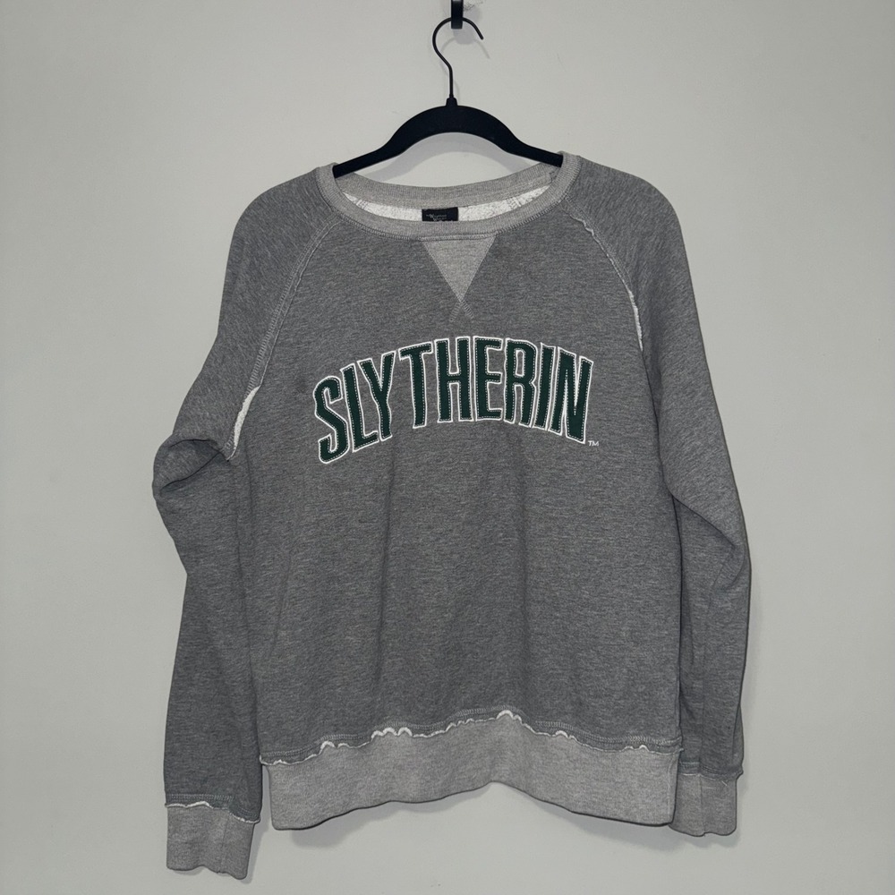 Universal Studios Harry Potter Slytherin Sweatshirt‎ Gray Crewneck Crest Patch